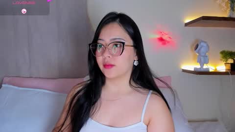 A N N Y E  online show from November 2025 12:07:02 PM