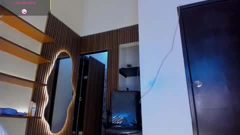 A N N Y E  online show from November 2025 01:44:02 PM