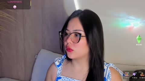 A N N Y E  online show from November 2025 12:37:01 PM