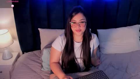 A N N Y E  online show from November 2025 01:12:02 PM