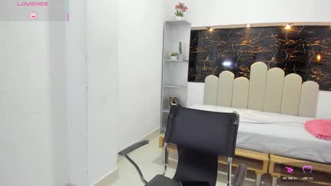 Anny online show from October 2025 08:36:02 PM