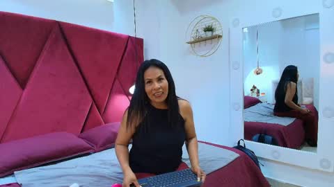 Snapshot of anthonelaa__ chatting on May 2026 08:27:01 PM Anthonelaa online show from May 2026 08:27:01 PM