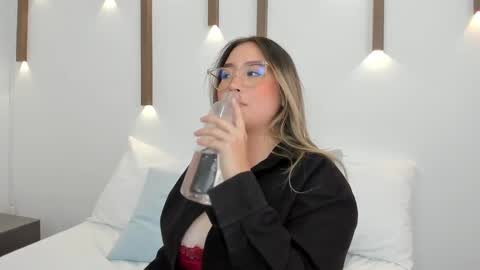 A N T O N E L L A  online show from January 2025 03:11:02 PM