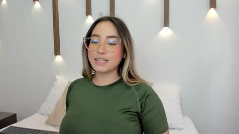 A N T O N E L L A  online show from January 2025 06:14:01 PM