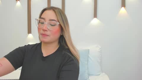 A N T O N E L L A  online show from February 2025 01:44:01 PM