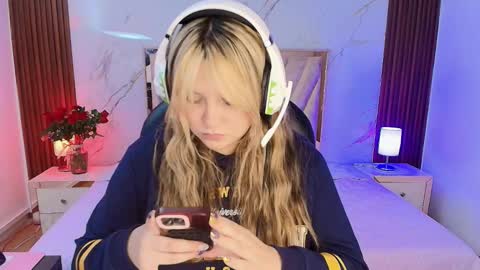 My name is Andrea  thumb up me please its important online show from January 2026 09:18:02 PM