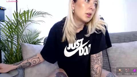 Antonia online show from October 2025 06:05:02 PM