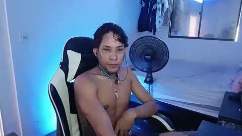 AnuarDHM online show from November 2025 04:19:02 PM