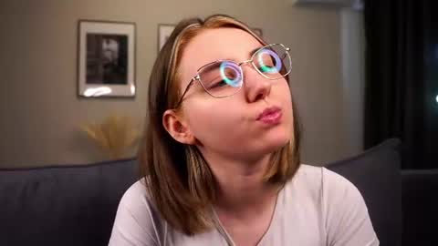 Snapshot of approche_toi_petite chatting on June 2026 05:12:01 AM Meghan online show from June 2026 05:12:01 AM