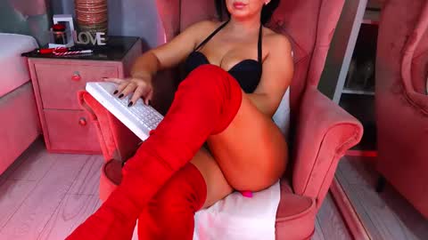 Snapshot of aqueenmonica chatting on November 2025 04:33:02 AM AQueenMonica online show from November 2025 04:33:02 AM