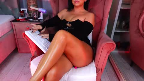 Snapshot of aqueenmonica chatting on November 2025 04:12:01 AM AQueenMonica online show from November 2025 04:12:01 AM