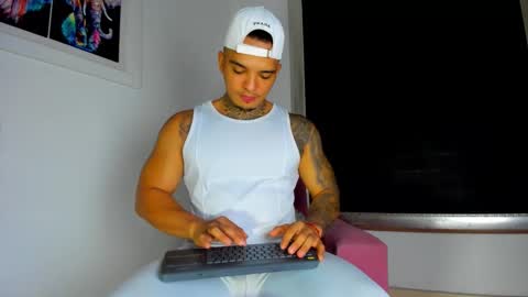 Snapshot of aquiles_elpapi chatting on September 2025 12:42:01 PM AquilesElpapi online show from September 2025 12:42:01 PM