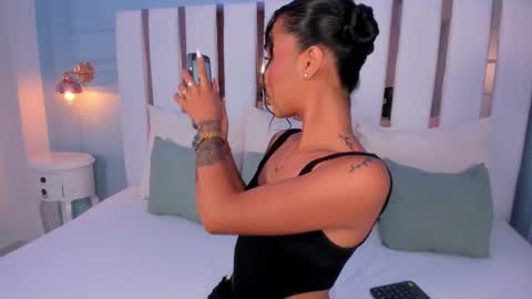 Snapshot of aria_hart chatting on October 2025 12:05:02 PM Aria online show from October 2025 12:05:02 PM