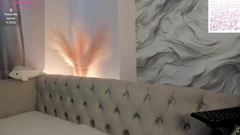 aria_mila online show from September 2025 10:40:02 AM