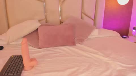 Snapshot of aria_moont chatting on November 2025 04:51:01 PM I OOT online show from November 2025 04:51:01 PM