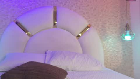 aria_sm online show from November 2025 07:13:02 PM