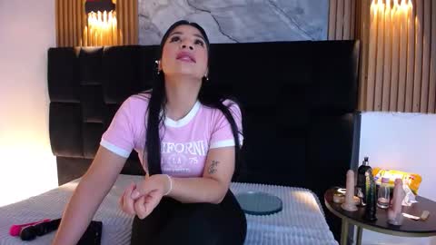 Snapshot of ariana_hill_ chatting on November 2025 03:28:01 AM ariana_hill_ online show from November 2025 03:28:01 AM