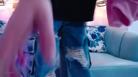 Ari  online show from October 2025 12:58:01 PM