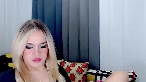 Snapshot of arianne_xoxo777 chatting on March 2025 12:00:01 PM ARIANNE CUMS online show from March 2025 12:00:01 PM
