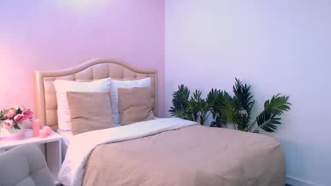 Snapshot of arigraynor chatting on November 2025 08:44:01 PM Ari online show from November 2025 08:44:01 PM