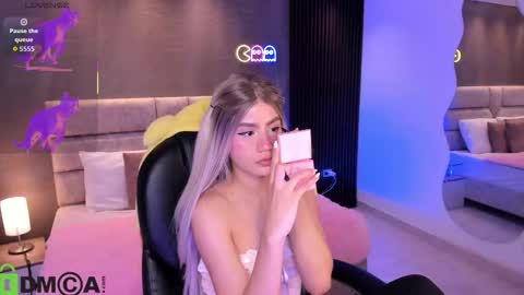 Ari  online show from November 2025 12:43:01 AM