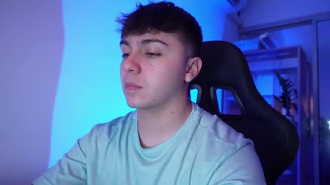 Snapshot of aron__cooper chatting on April 2026 12:21:02 AM aron__cooper online show from April 2026 12:21:02 AM