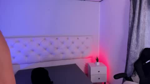 Aron cruz  online show from November 2025 01:22:01 PM