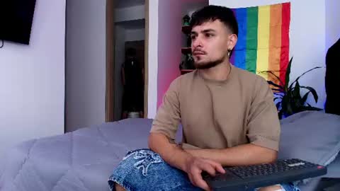 Snapshot of aron_santoro1 chatting on June 2026 04:27:02 PM Aron Santoro online show from June 2026 04:27:02 PM
