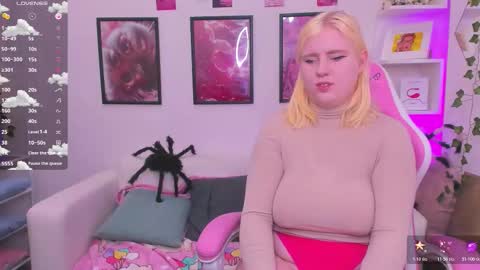 art_lovee_ online show from November 2025 01:49:01 AM