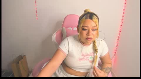 Snapshot of arthemiss033 chatting on February 2026 01:14:01 AM Val online show from February 2026 01:14:01 AM