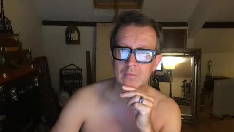 artisterotic online show from November 2025 08:43:01 PM