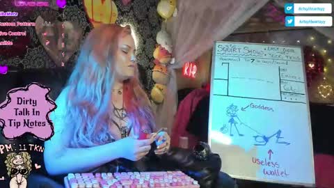 ArtsyHeartsyy online show from September 2025 01:18:01 AM