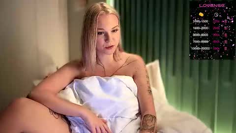 Arya brunett and Cassie blond online show from January 2026 04:55:01 PM