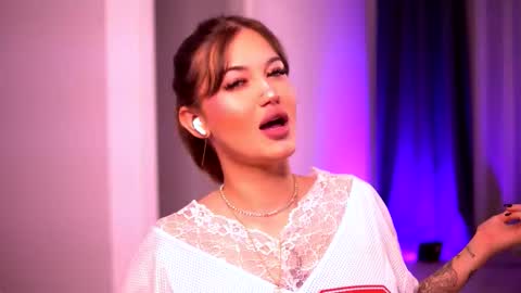 Lunaa  online show from September 2025 06:52:02 PM