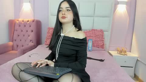 Snapshot of ashley_petit chatting on May 2026 01:05:02 PM ashley_petit online show from May 2026 01:05:02 PM