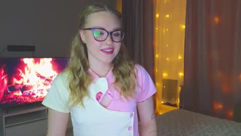 Kate online show from October 2025 07:01:02 PM