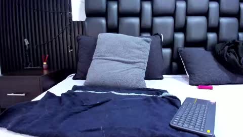 Aurora online show from November 2025 04:03:02 AM