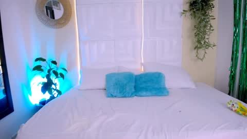 INSTAGRAM AURORA MCRY online show from March 2026 05:30:02 AM