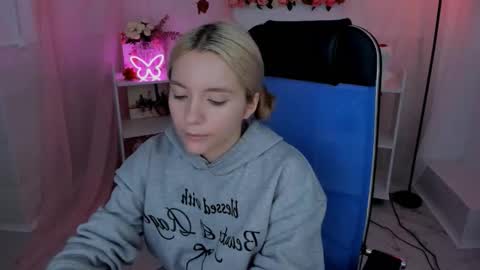 aurorawrenfield online show from September 2025 07:41:01 AM