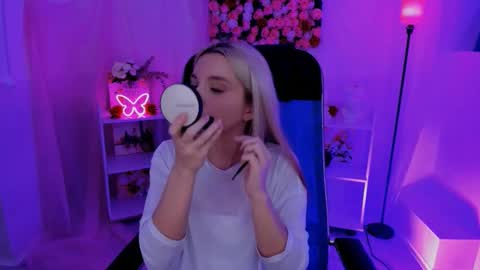 aurorawrenfield online show from September 2025 01:38:02 AM