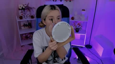 aurorawrenfield online show from September 2025 05:01:02 AM