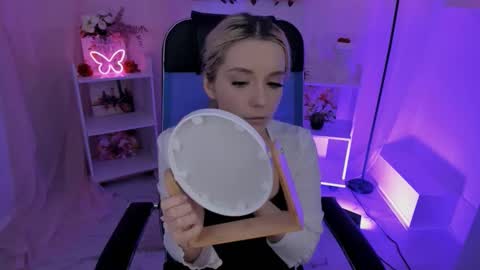 aurorawrenfield online show from October 2025 04:54:01 AM