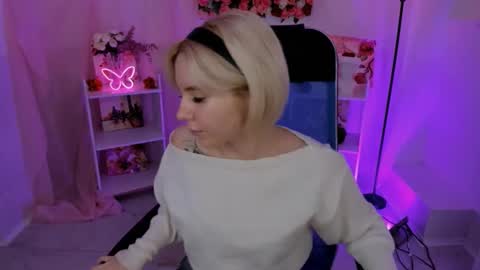 aurorawrenfield online show from November 2025 07:18:02 AM