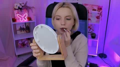 aurorawrenfield online show from November 2025 05:07:01 AM