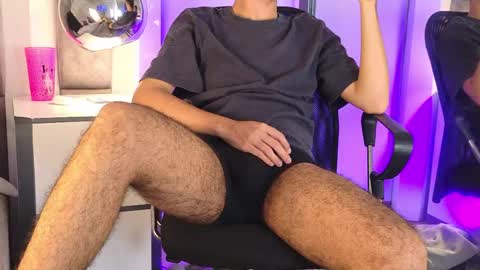 Snapshot of austinreeds chatting on May 2026 04:25:01 PM austinreeds online show from May 2026 04:25:01 PM
