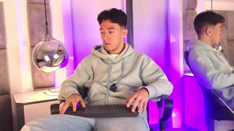 Snapshot of austinreeds chatting on June 2026 01:02:02 PM austinreeds online show from June 2026 01:02:02 PM