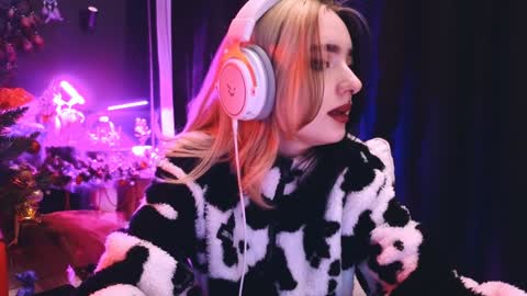 Snapshot of avi_nile chatting on January 2025 01:57:02 AM Avriel online show from January 2025 01:57:02 AM