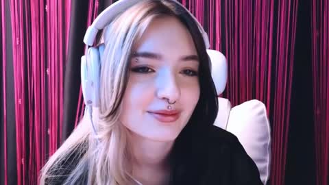 Snapshot of avi_nile chatting on February 2025 05:42:02 AM Avriel online show from February 2025 05:42:02 AM