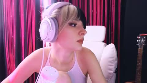 Snapshot of avi_nile chatting on February 2026 04:44:01 AM Avriel online show from February 2026 04:44:01 AM