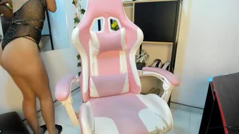 avi_thomsonn online show from February 2026 03:53:02 PM